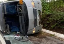 Micro-ônibus tomba e deixa três estudantes feridos na BR 020, no Ceará