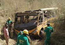Ônibus escolar com time de futebol amador tomba e três pessoas morrem no interior do Ceará