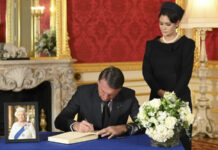 Bolsonaro chega a Londres para funeral de Elizabeth II