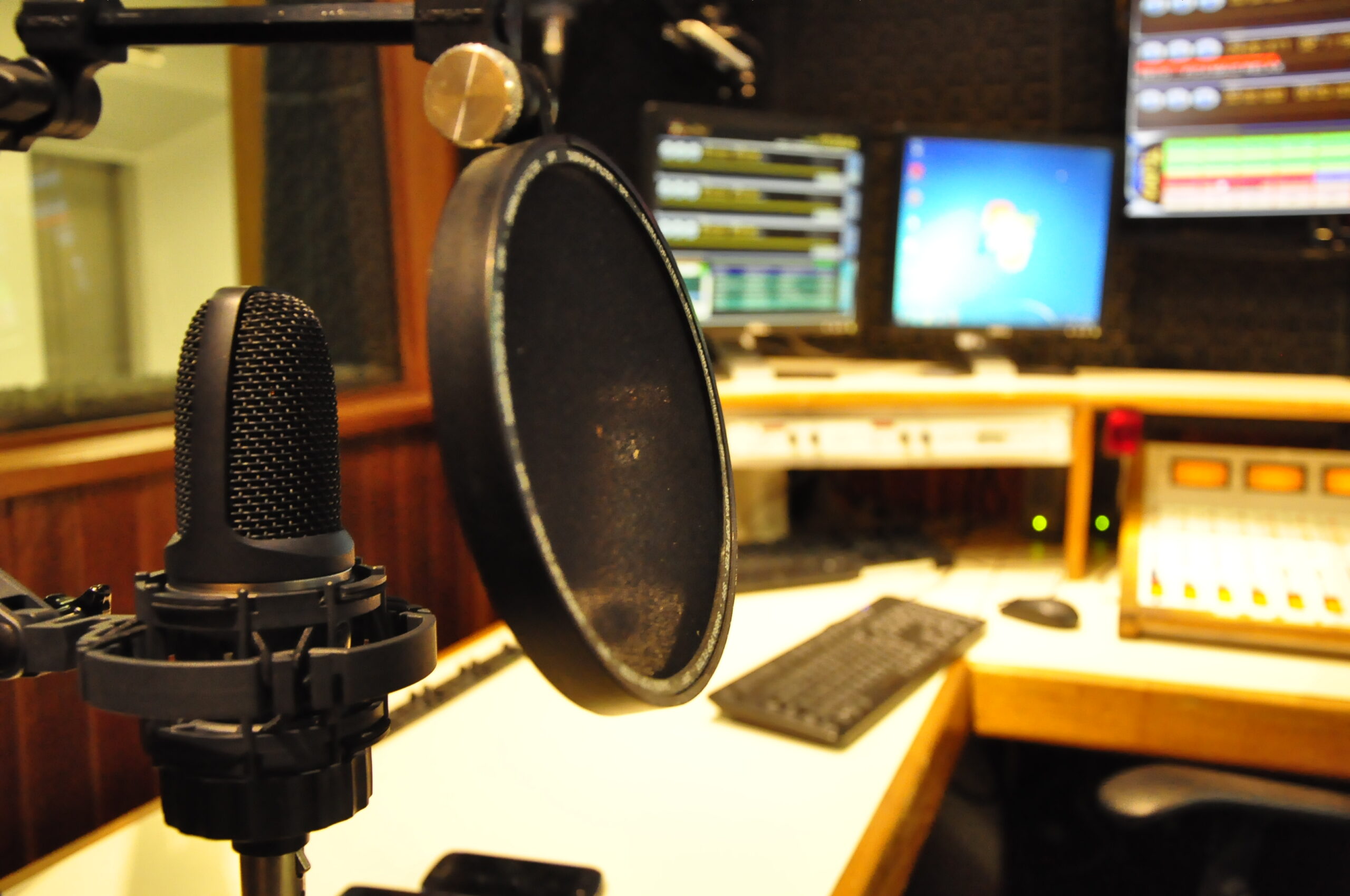 Correios lança selo comemorativo dos 100 anos de rádio no país, celebrados nesta quarta (7)