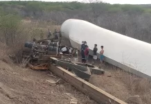 Tauá: Carreta que transportava pá eólica tomba em acidente e condutor morre