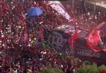 AeroFla: Torcida faz festa em embarque do Flamengo rumo à final da Libertadores