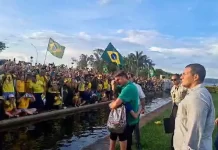 Bolsonaro reza com apoiadores no Alvorada, ouve gritos de ‘fica’, mas evita discurso