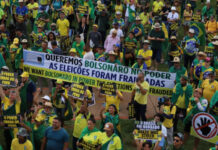 Manifestantes se reúnem no Palácio da Alvorada antes da diplomação de Lula
