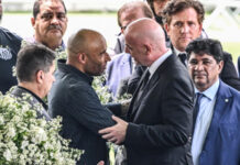 Edinho faz agradecimento após sepultamento de Pelé: ‘Agora ele vai descansar’