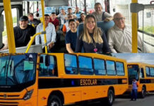 Prefeita Giordanna Mano entrega mais 4 ônibus para o transporte escolar de Nova Russas e anuncia reajuste salarial