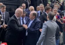 Presidente da Fifa chega a Santos e diz que vai pedir estádios com nome de Pelé a todos os países