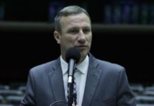 Deputado protocola 1º pedido de impeachment contra Lula