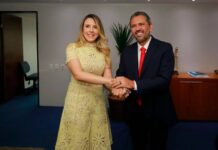Empossado governador, Elmano faz homenagem para Camilo e Izolda e se emociona ao falar de seu falecido pai