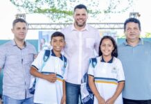 Prefeito Marcelo Mota entrega novo fardamento a rede municipal de ensino e anuncia pagamento dos servidores de Tamboril