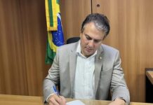 Camilo Santana anuncia reajuste de quase 15% no piso salarial dos professores