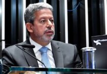 Arthur Lira é reeleito presidente da Câmara com 464 votos