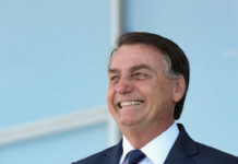 Bolsonaro é aplaudido em restaurante brasileiro nos EUA