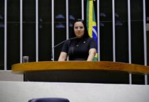 Dayany Bittencourt quer incluir o ensino de LIBRAS nas escolas