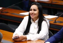Dayany apresenta projeto que garante benefícios a empresas que contratarem pessoas com TEA ou responsáveis legais