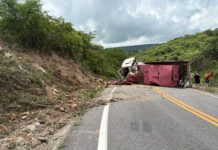 Caminhão carregado com gerador tomba na serra dos tucuns, em Crateús