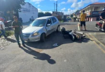 Colisão entre carro e motocicleta é registrada em cruzamento de Crateús