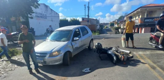 Colisão entre carro e motocicleta é registrada em cruzamento de Crateús